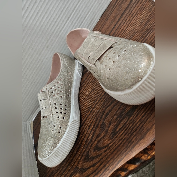 Blowish. Girls size 1. Rubber shoes. Gold sparkles. (C) - Picture 1 of 7